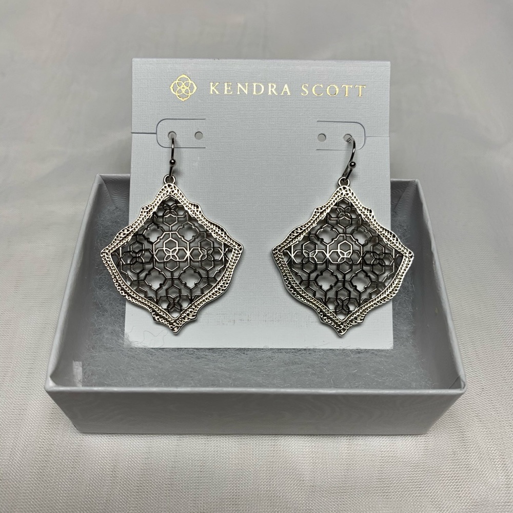 NWT • KENDRA SCOTT Silver Drop Earrings ✨💥